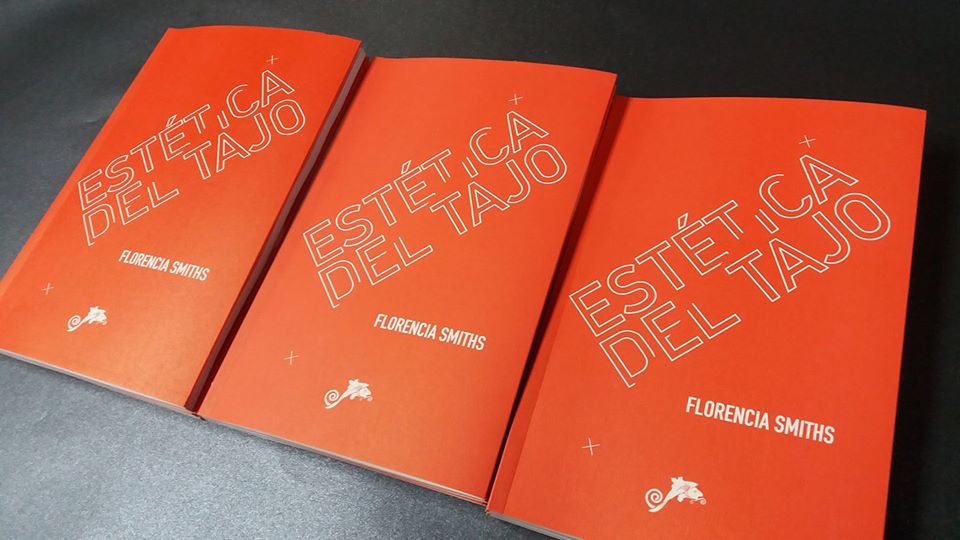 Tres ejemplares del libro Estética del tajo de Florencia Smiths con portada naranja y tipografía plateada dispuestos