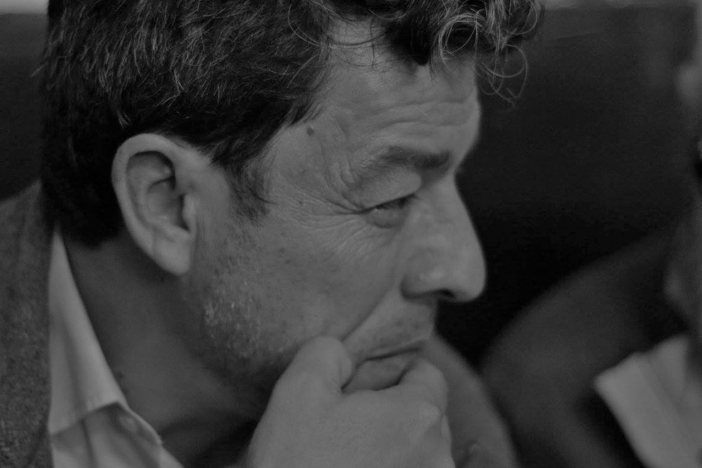"Documental", de Jaime Pinos: Ni ficción ni efectos especiales Jaime Pinos, director chileno, en fotografía de perfil en blanco y negro con gesto reflexivo