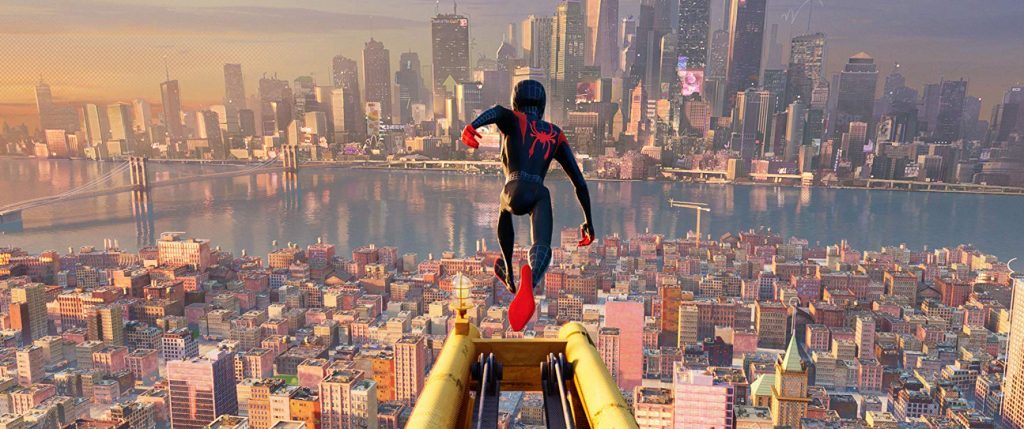 Joven superhéroe en traje rojo y azul sobre una estructura amarilla, suspenso sobre metrópolis al atardecer