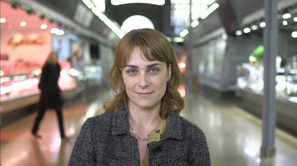 Sara Mesa, la escritora sensación de las letras españolas Sara Mesa, escritora española, en un plató de televisión con estudios al fondo