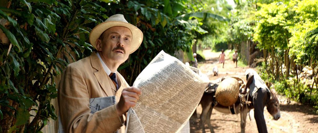 "Stefan Zweig: Adiós a Europa": La crónica de un drama real Stefan Zweig sostiene un mapa mientras camina por un sendero arbolado, evocando su exilio y viajes