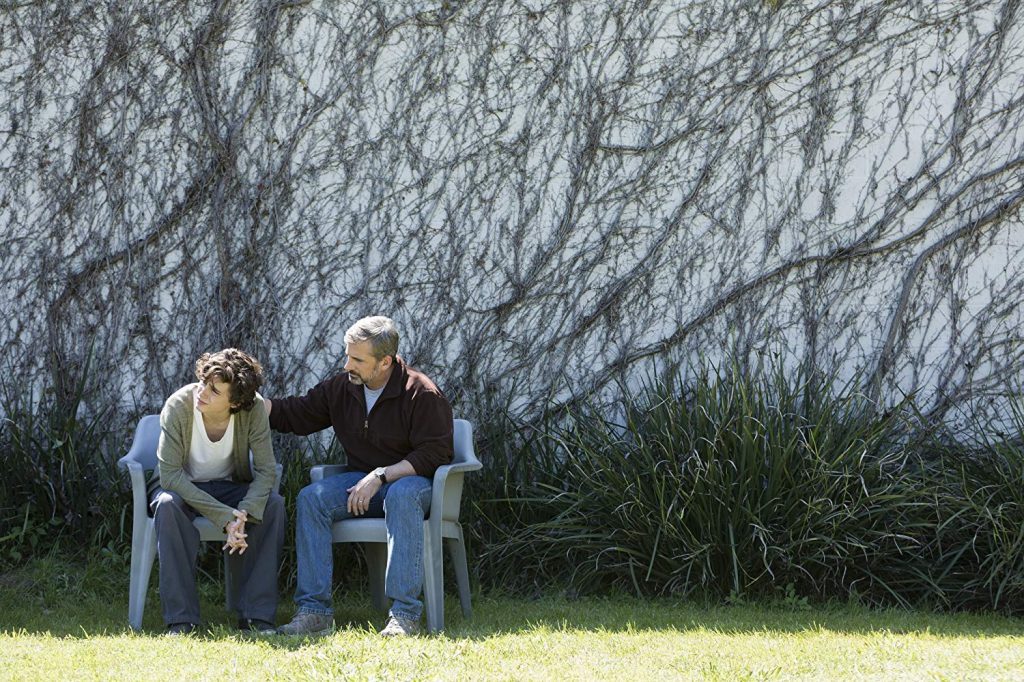 "Beautiful Boy: Siempre serás mi hijo": Viaje al fondo de la adicción Dos hombres sentados en sillas blancas frente a pared de ladrillo, en escena dramática de confrontación familiar