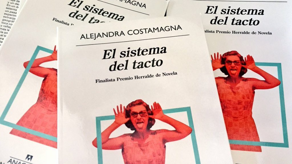 Tres copias de la portada de El sistema del tacto de Alejandra Costamagna con fotografía de mujer en rojo