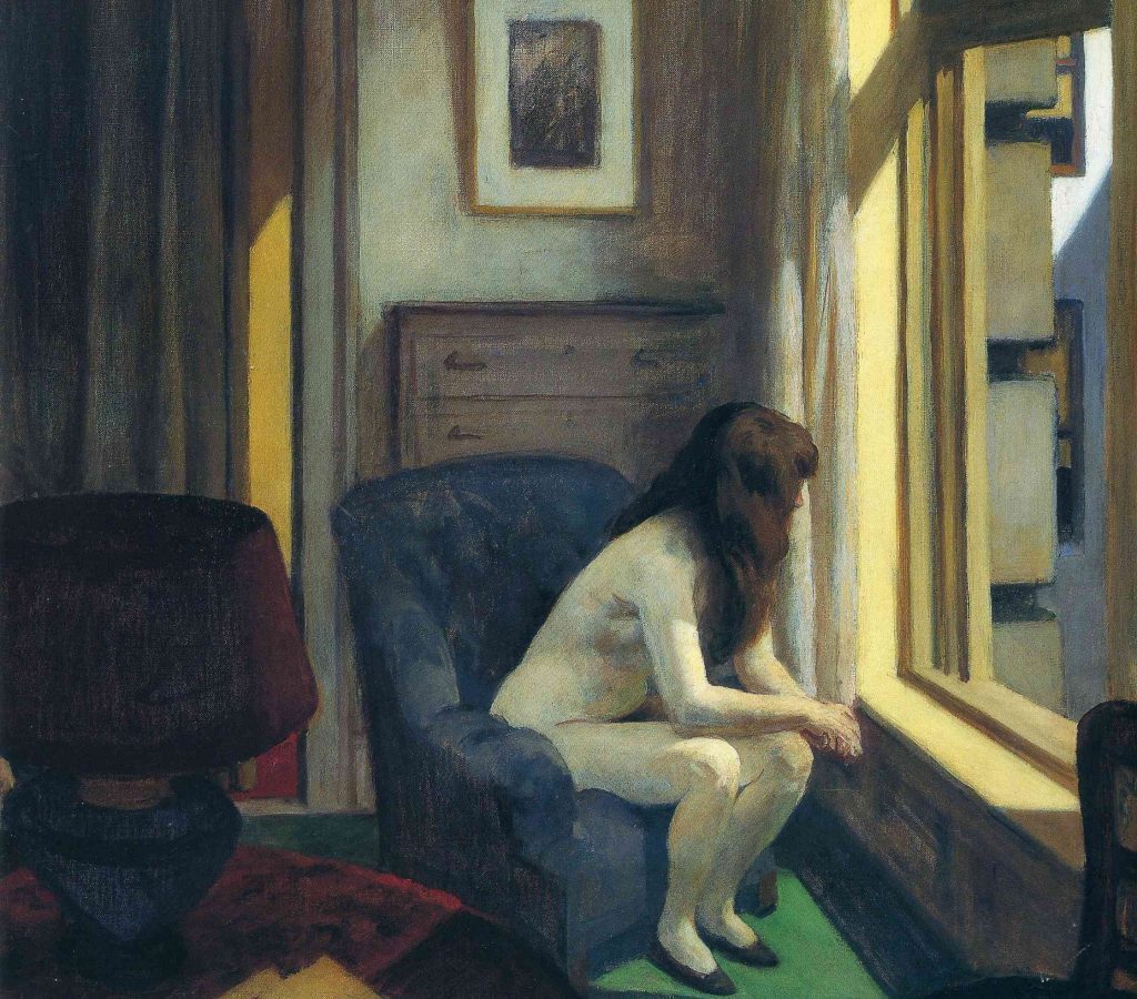 Mujer sentada junto a ventana iluminada por luz natural, mirando hacia afuera en habitación austera, obra de Edward
