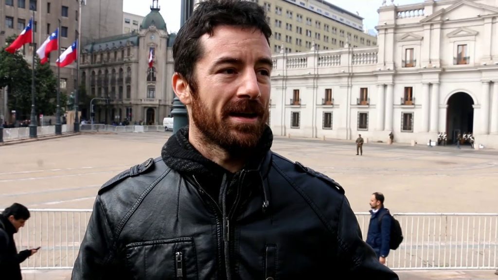 Novela "El Cristo Gitano": En el horror no hay milagros Nicolás Cruz, autor de El Cristo Gitano, en plaza pública europea con edificios históricos al fondo