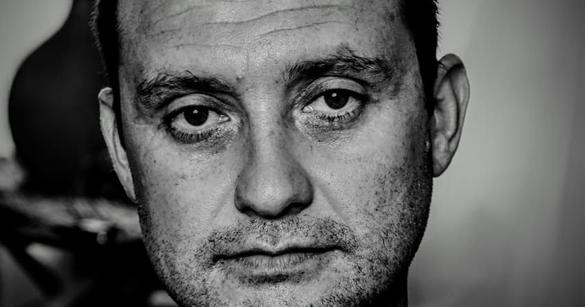 Los apuntes salvajes: "Ciudad bárbara" y "Cuaderno de croquis", de Rolando Martínez Rolando Martínez, escritor chileno, retrato en blanco y negro con mirada directa a cámara