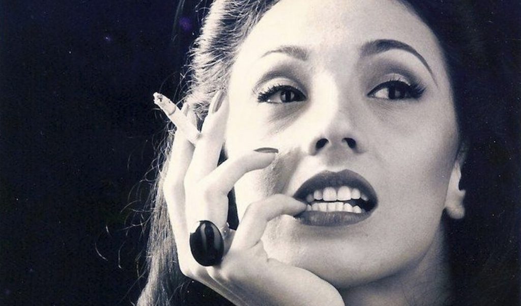 Clarice Lispector, escritora brasileña, retrato en blanco y negro con expresión contemplativa y mano cerca del rostro
