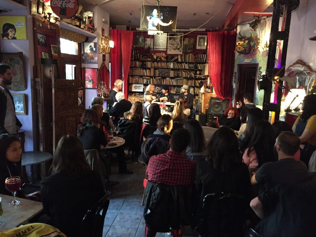 Cristián Brito Villalobos presenta su poemario ante público en una librería madrileña llena de asistentes