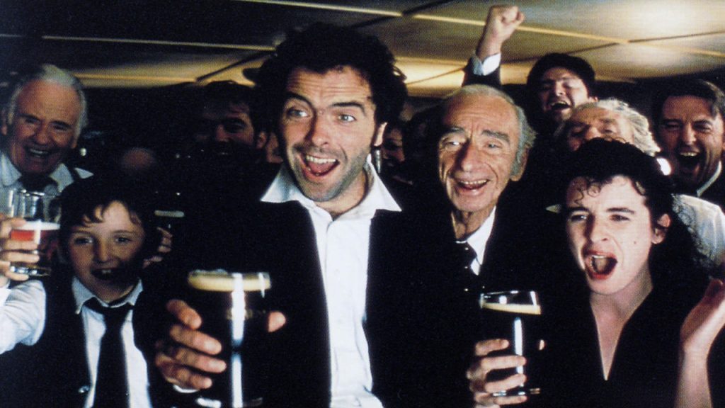 Grupo de hombres y una mujer brindando con copas en interior, atmósfera de celebración elegante