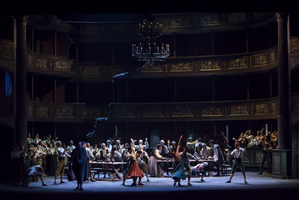 Escena de ópera en el Teatro Municipal: orquesta y cantantes en escena durante una representación de La fuerza