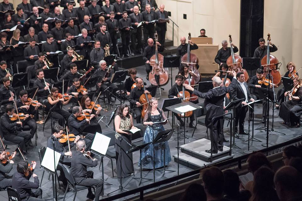 El Réquiem de Mozart en el Teatro de la Universidad de Chile: De lo espiritual en la música Orquesta y coro en el escenario del Teatro de la Universidad de Chile interpretando el Réquiem de Mozart