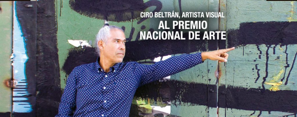 Ciro Beltrán, artista visual, señala hacia un lado durante acto de premiación nacional de arte