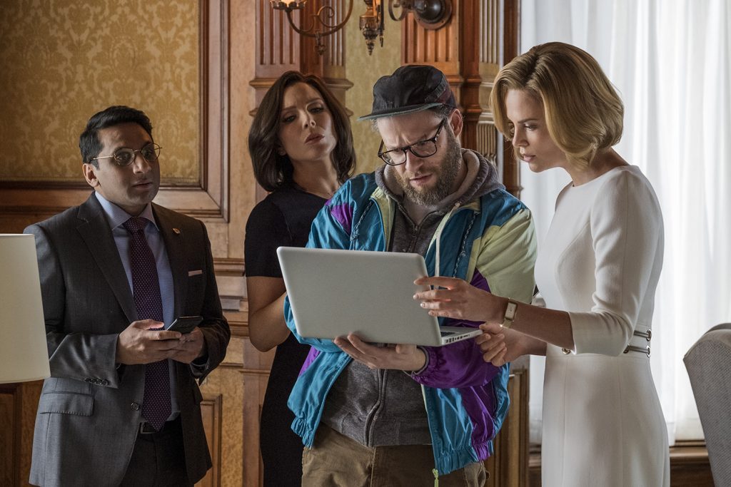 Cuatro profesionales revisan un portátil en una oficina elegante. Escena de la película sobre una posible presidenta