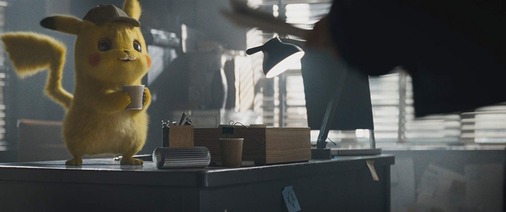 Detective Pikachu observa desde una mesa de investigación con documentos y evidencia en un ambiente oscuro y tenso