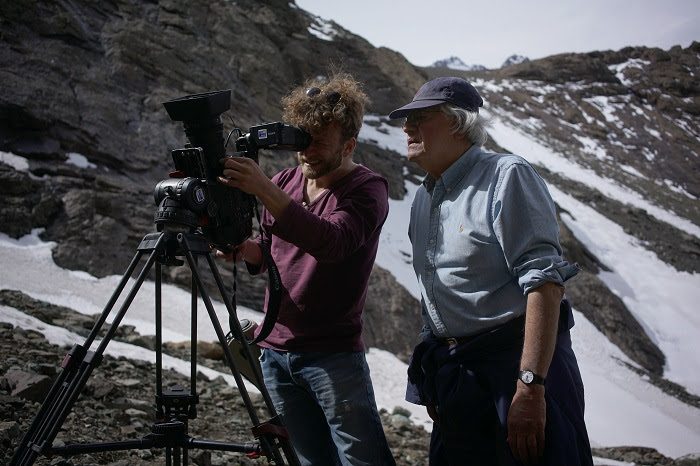 Patricio Guzmán con camarógrafo en montaña nevada durante filmación de documental