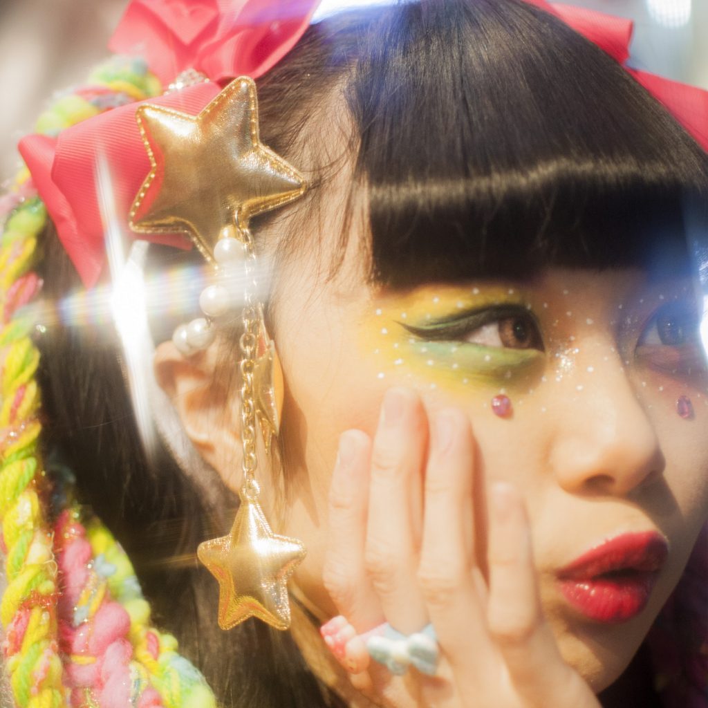 Fotógrafa chilena presenta muestra inspirada en la contracultura japonesa urbana Joven con maquillaje artístico, estrellas doradas y accesorios coloridos, inspirado en estética de contracultura