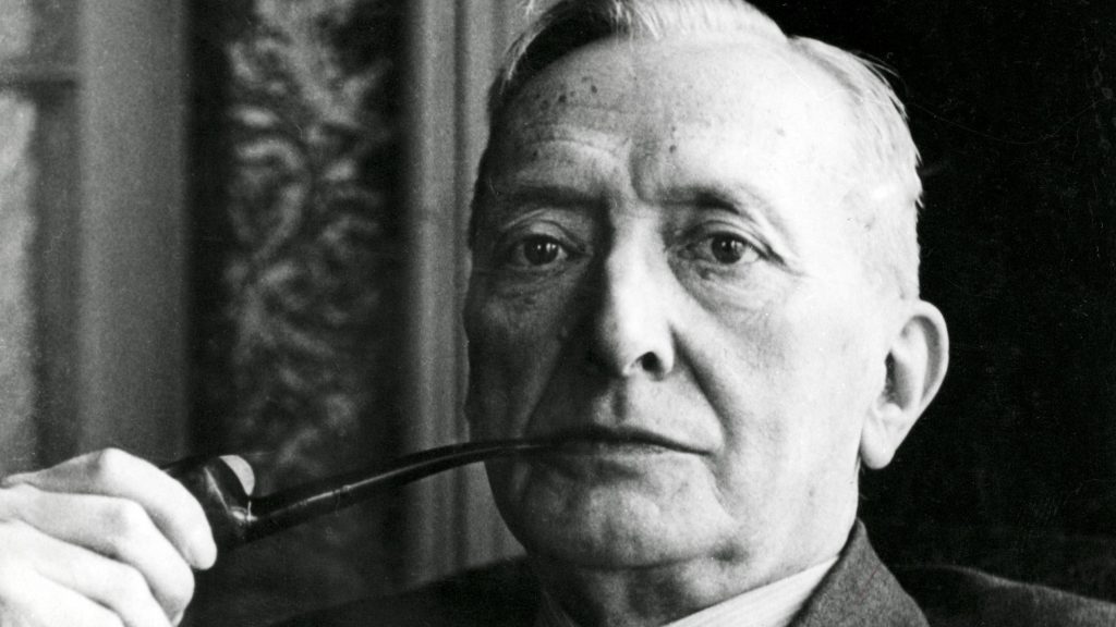 "Carácter", de Ferdinand Bordewijk: La frialdad de los sentimientos Ferdinand Bordewijk, escritor holandés, retrato en blanco y negro fumando en pipa con expresión reflexiva