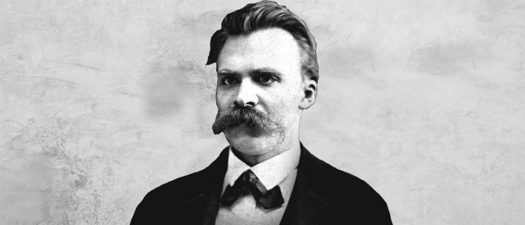Friedrich Nietzsche, filósofo alemán, retrato en blanco y negro con bigote característico y traje formal