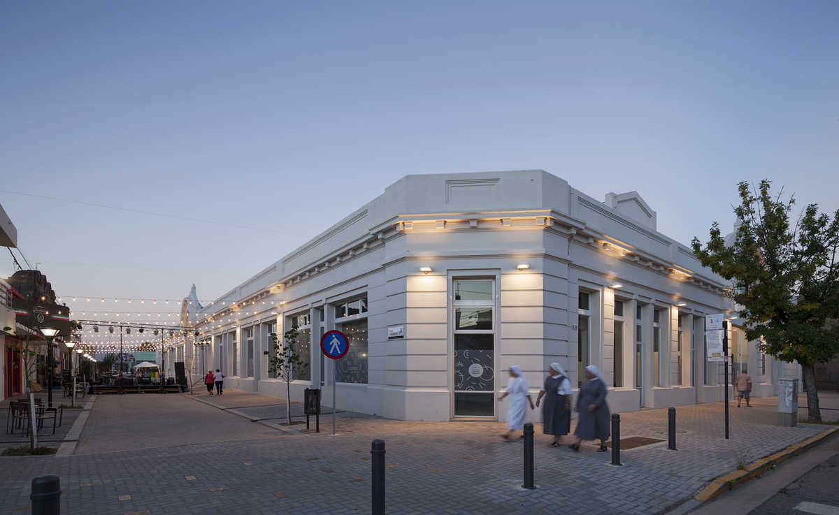 Edificio histórico de arquitectura neoclásica con fachada azul claro y columnas, ubicado en Rafaela