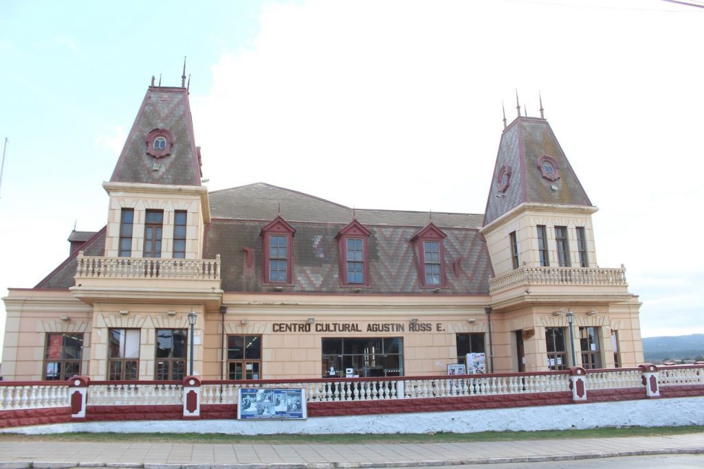 Festival "Realidad Poética" en Pichilemu: Imaginación, arte y disidencia Centro Cultural Agustín Ross en Pichilemu, edificio neoclásico con torres y letrero visible, fachada decorada