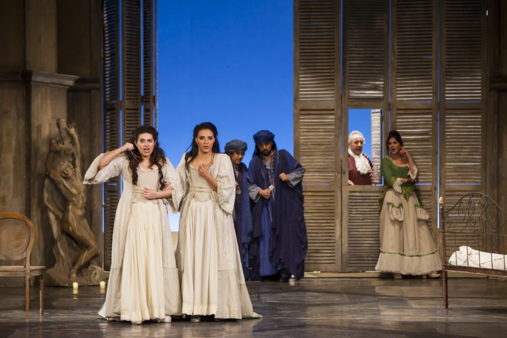 Escena de ópera Così fan tutte con elenco internacional en el Teatro Municipal de Santiago, mujeres en vestidos