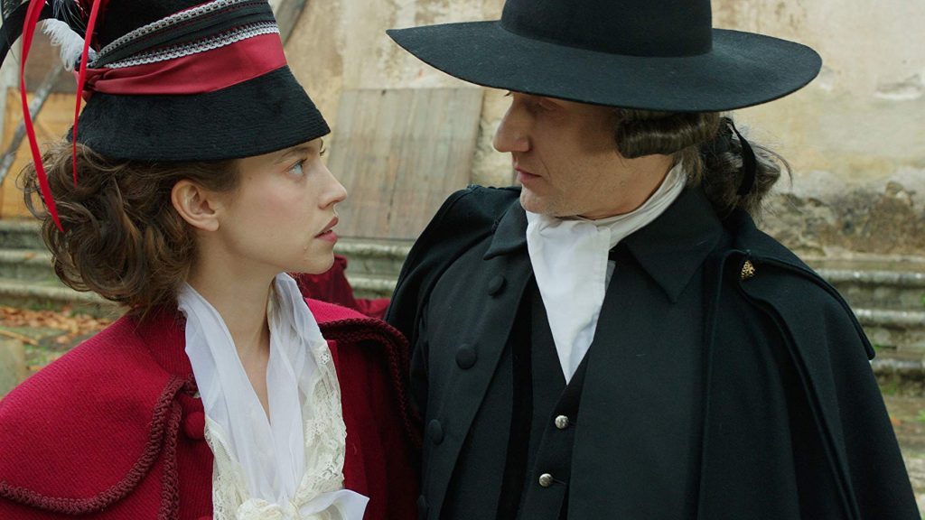 "El cuaderno negro", de Valeria Sarmiento: Una intriga poco interesante Dos mujeres en traje de época se observan mutuamente; una viste de rojo y la otra de negro con sombrero, en escena