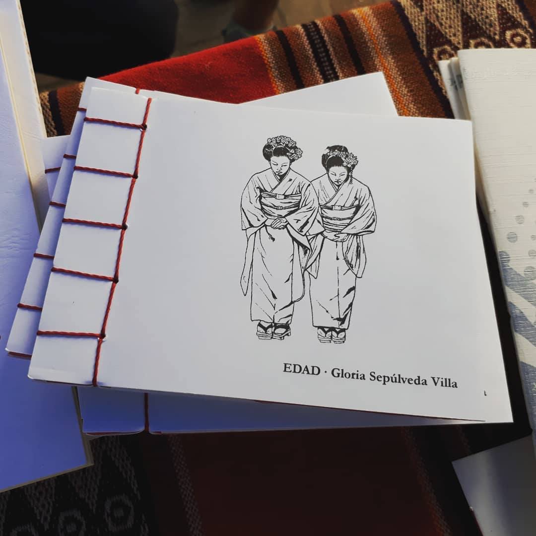 Portada de Edad de Gloria Sepúlveda Villa con ilustración de dos figuras en blanco y negro, cuadernillo abierto