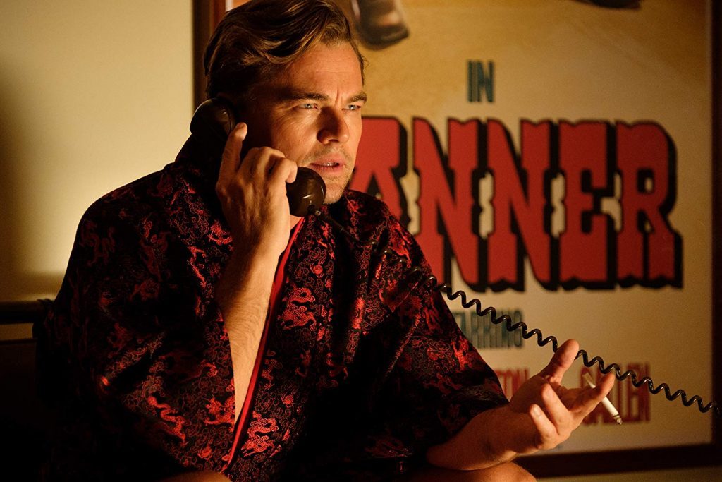 "Once Upon a Time ... in Hollywood": La última provocación de Quentin Tarantino Leonardo DiCaprio habla por teléfono en escena de película, vistiendo camisa estampada roja oscura