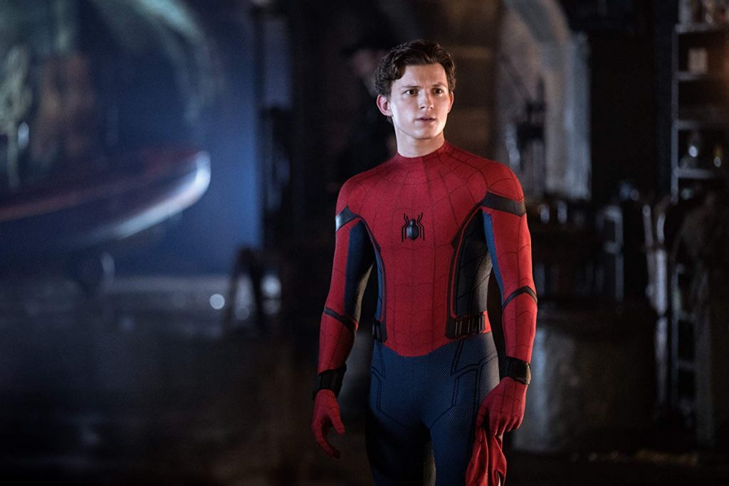 "Spider-Man: Lejos de casa": La educación sentimental Joven superhéroe en traje rojo y azul de araña en interiores oscuros, postura vigilante y alerta