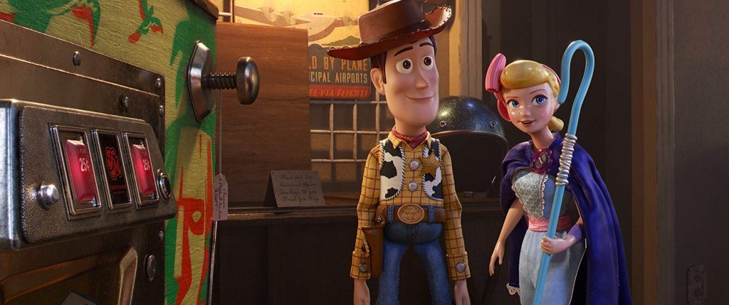 Woody, Jessie y Bo Peep en una tienda de juguetes vintage, escena de la película de animación Toy Story 4