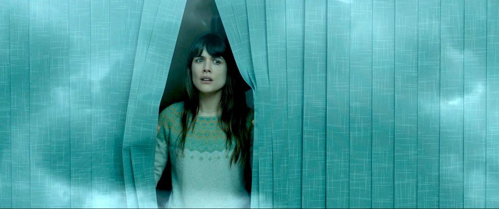 "Durante la tormenta", de Oriol Paulo: El buen estado del cine policial español Adriana Ugarte con cabello largo y flequillo, envuelta en plástico translúcido azulado, expresión seria bajo luz tenue