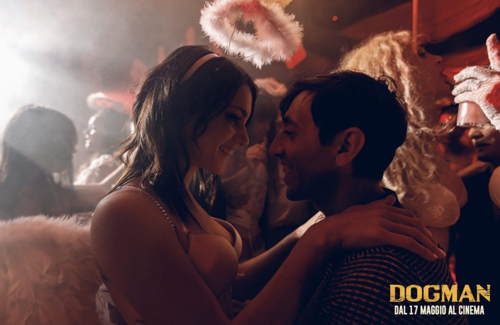 "Dogman": Cuando la vida de perros no es tan mala Pareja besándose en una discoteca con luces y humo, escena de la película Dogman