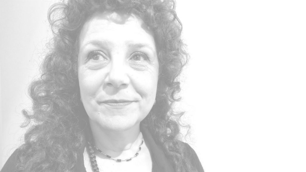 "Cuerpos insostenibles": Los versos de Lila Calderón en el Primer Festival "Realidad Poética" de Pichilemu Retrato en blanco y negro de Lila Calderón, poeta chilena con cabello ondulado, mirando hacia la cámara con expresión