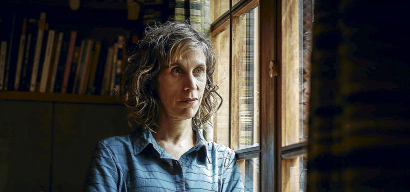 "Space Invaders", de Nona Fernández: Vivir no es nada nuevo Nona Fernández, escritora chilena, mirando hacia la ventana en ambiente interior iluminado naturalmente