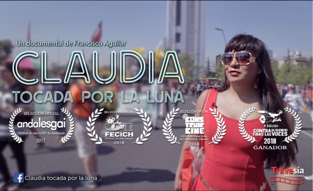 Documental "Claudia tocada por la luna": ¡Soy lo que soy! Mujer con gafas de sol y blusa roja sonríe ante la ciudad. Póster del documental Claudia tocada por la luna