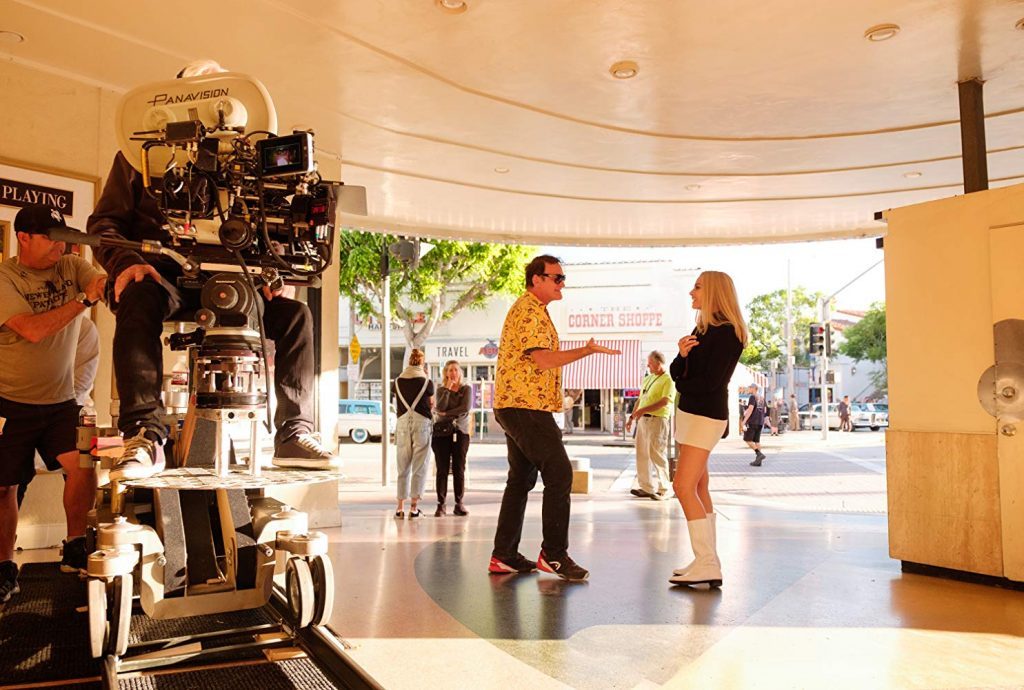 "Había una vez en... Hollywood", de Quentin Tarantino: La reinvención de la Historia Quentin Tarantino supervisa una escena de cine en un set con equipo profesional y crew de producción