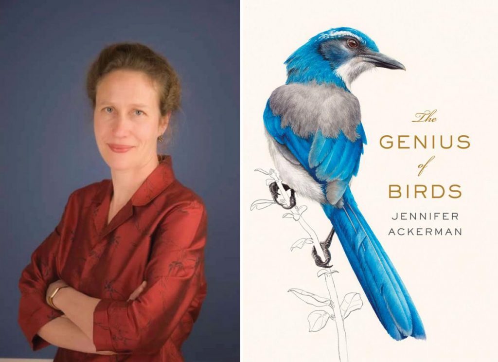 Jennifer Ackerman junto a la portada de su libro The Genius of Birds con ilustración de un pájaro azul
