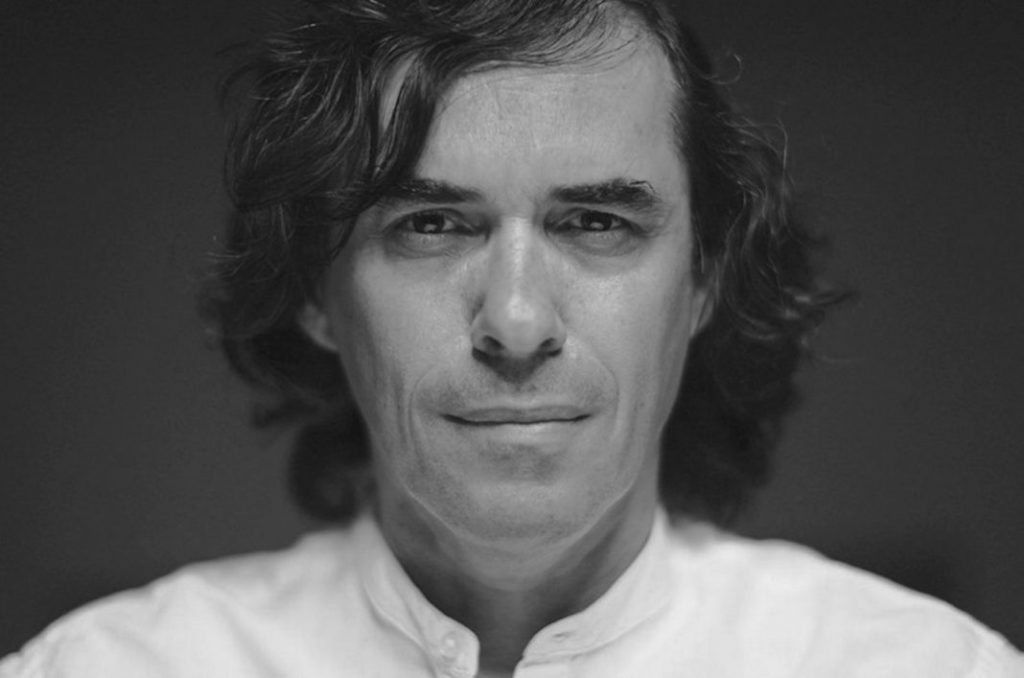 "El Ruletista" y "Tres cantos fúnebres por Kosovo": Lecturas para disfrutar de la pluma de dos candidatos al Nobel Mircea Cărtărescu, escritor rumano, retrato en blanco y negro con cabello oscuro y expresión serena