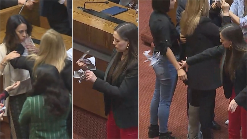 "Carta abierta a Camila Flores": El origen de un camino sin retorno Camila Flores en evento público, de pie conversando con otras personas en ambiente interior