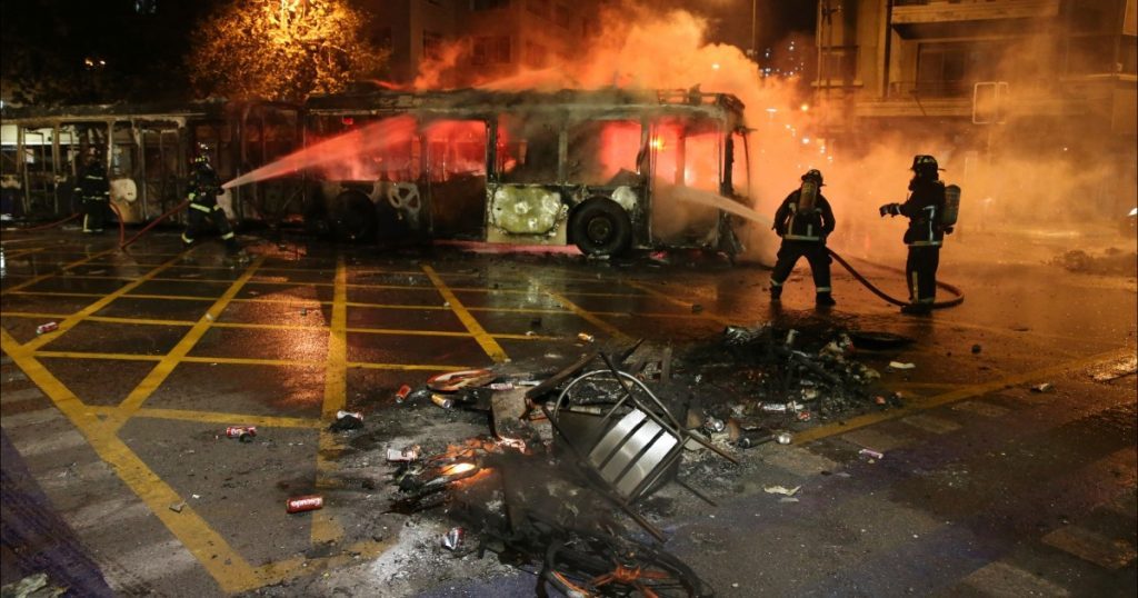 Chile, una historia de clasismo y matonaje: Las razones del estallido social Bomberos extinguen incendio en bus durante protestas callejeras nocturnas con humo intenso y fuego visible