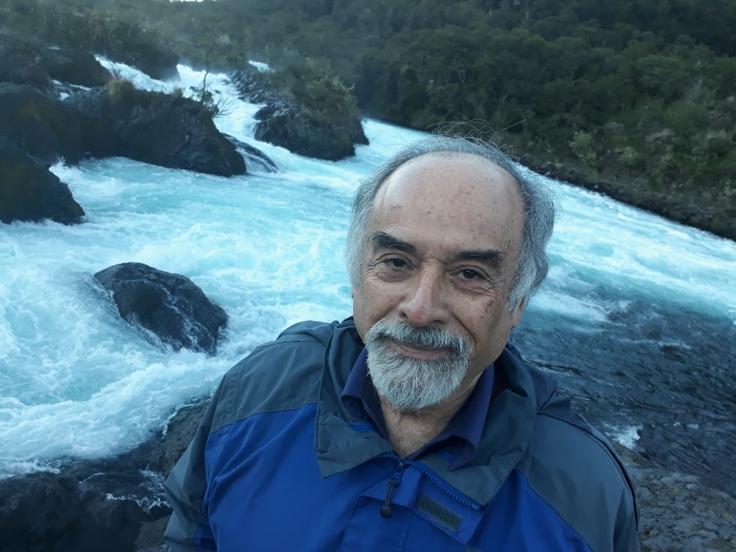 "El asombro", de Juan Mihovilovich: La sorpresa de estar vivos Juan Mihovilovich frente a un glaciar de aguas turquesas rodeado de bosque y rocas