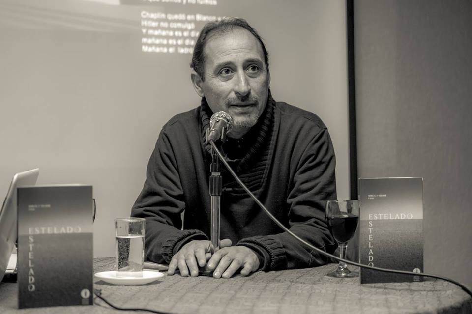 Sergio Rodríguez Saavedra: "A fin de cuentas, para mi la poesía sigue siendo la forma de ver algo que nunca ocurrió" Sergio Rodríguez Saavedra durante una entrevista en estudio, con micrófono y auriculares