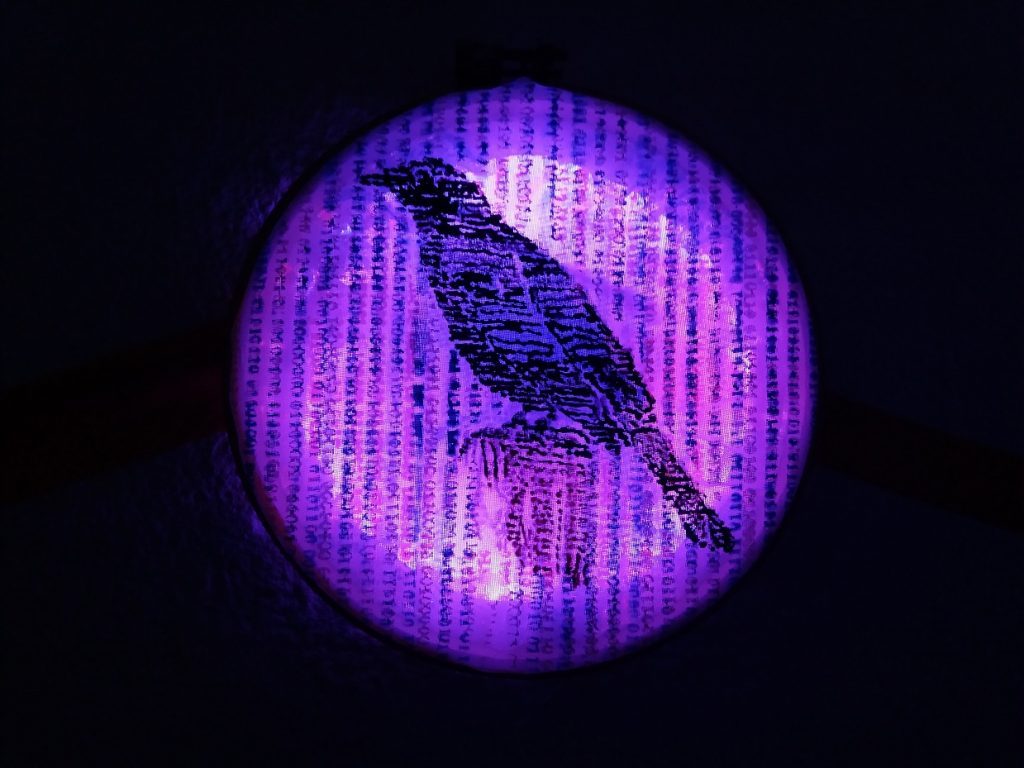 Cuervo negro en vuelo sobre fondo púrpura con patrón de código digital, representando la fusión entre naturaleza