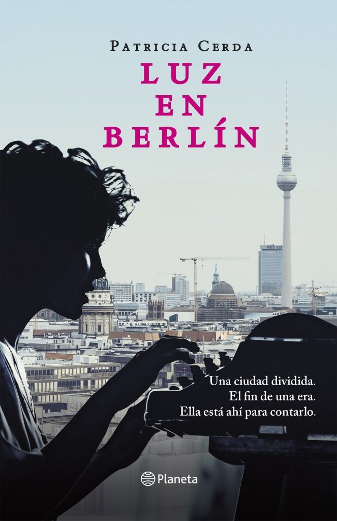 "Luz en Berlín": La escritora chilena Patricia Cerda lanza su nueva novela Portada de novela Luz en Berlín de Patricia Cerda. Silueta de mujer con cámara fotográfica observando panorama urbano
