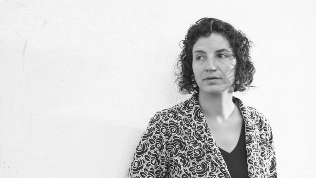 "Mudanza", de Verónica Gerber: La sugestión de los equívocos Retrato en blanco y negro de Verónica Gerber, escritora mexicana, vistiendo un saco de estampado floral