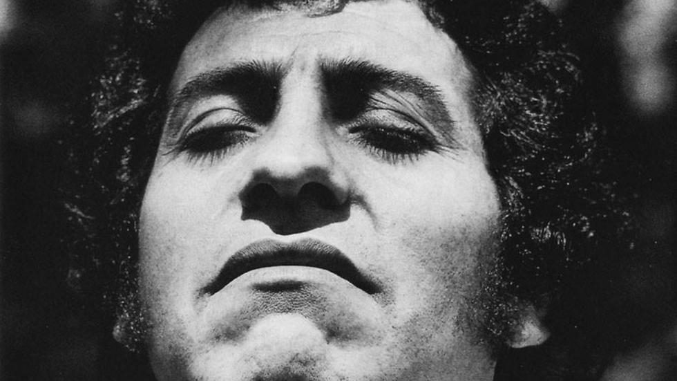 Víctor Jara, cantautor chileno, retrato en blanco y negro con los ojos cerrados y expresión serena