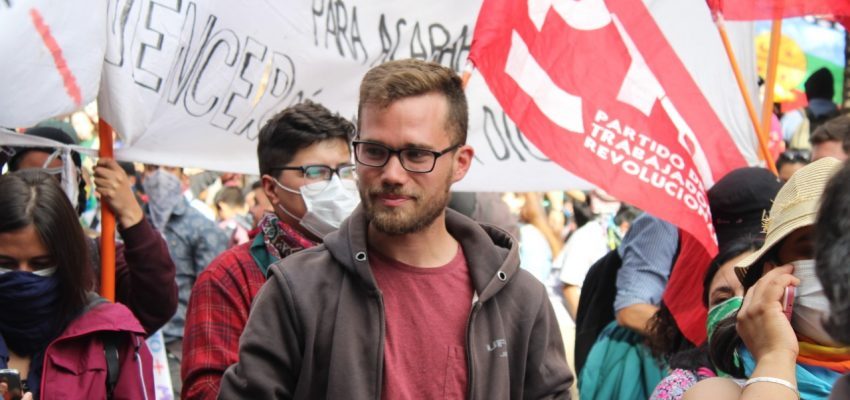 "Odiosa censura en marcha": El caso de Dauno Tótoro Dauno Tótoro en manifestación callejera con cartel de protesta contra censura, junto a otros manifestantes