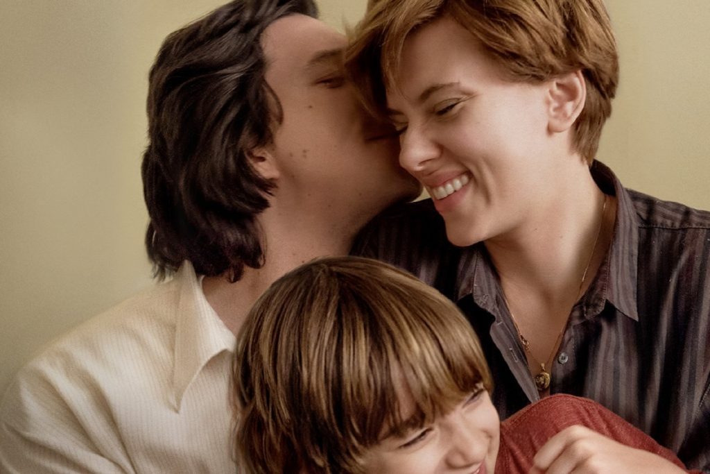 "Historia de un matrimonio": El oxígeno del amor Dos hombres y una niña comparten un momento íntimo y sonriente en una escena doméstica de ternura familiar