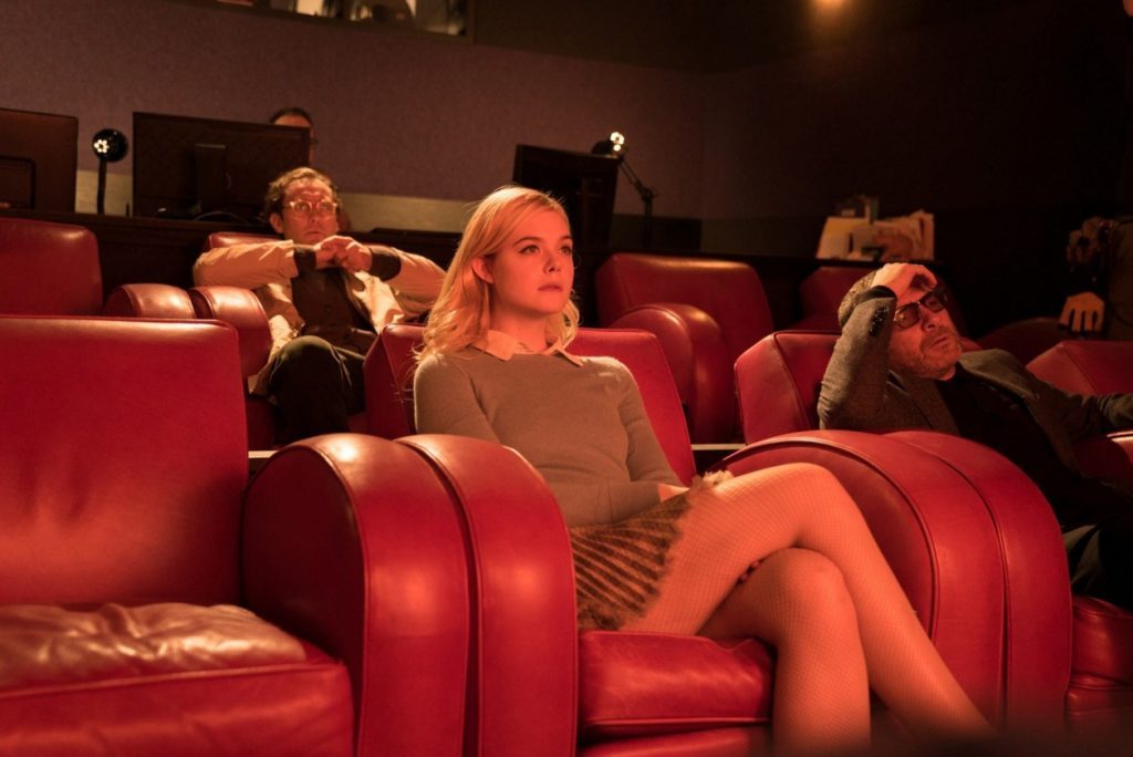 Debate: "Un día lluvioso en Nueva York", de Woody Allen: Caligrafía insustancial Mujer rubia en butaca roja de cine durante proyección de película, junto a otros espectadores en sala oscura