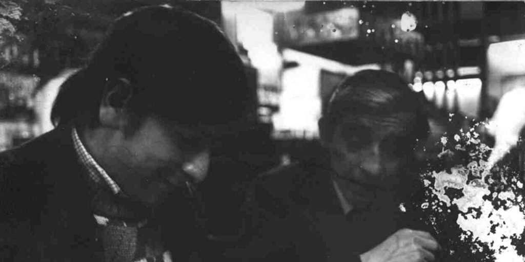 Aristóteles España en primer plano durante una reunión o encuentro social en ambiente interior, fotografía en blanco